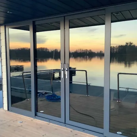 Hausboot La Mesa بوتيل لوشن