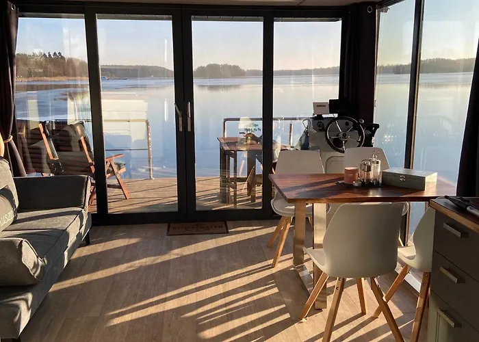 بوتيل Hausboot La Mesa *